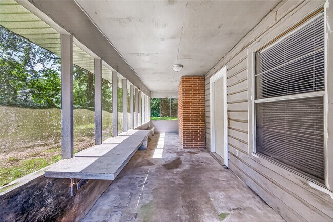 Building Photo - 611 Dogwood Trail