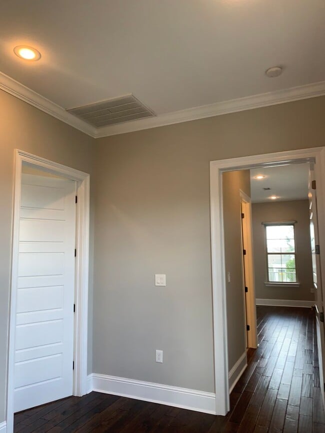 Building Photo - 2512 Valence St