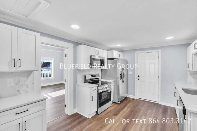 Building Photo - 307 B St