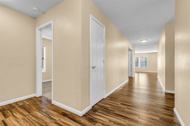 Building Photo - 1608 Pointe Leone