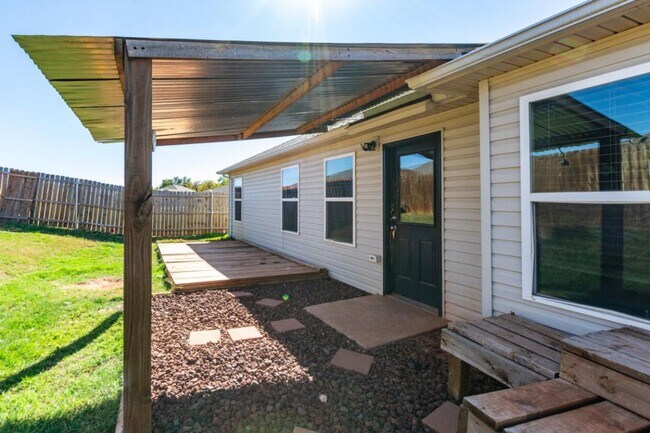 Building Photo - Beautiful 4 Bed 2 Bath in the Heart of Noble!