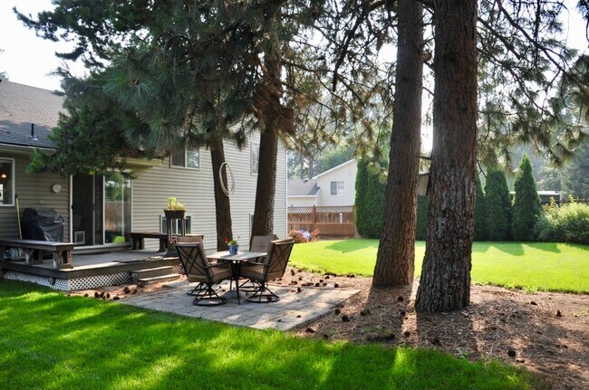 Building Photo - 4 bed 3 bath home with second living room