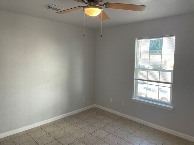 Building Photo - 909 University Blvd