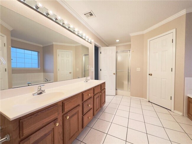 Building Photo - 4901 Roxbury Way