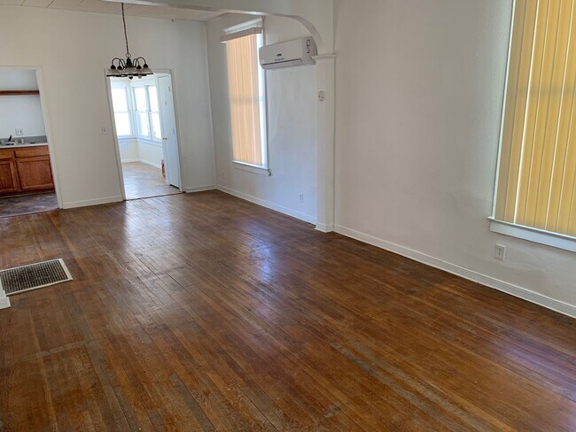 Building Photo - Spacious 3 bedroom house in Needles