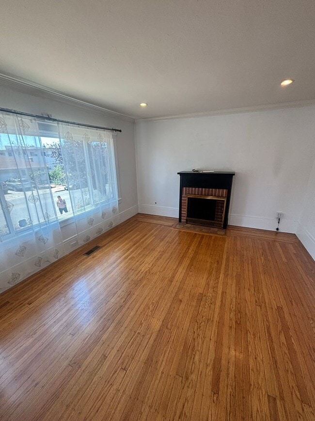 Building Photo - 2 bedroom home w/a beautiful backyard! AVAILABLE NOW!