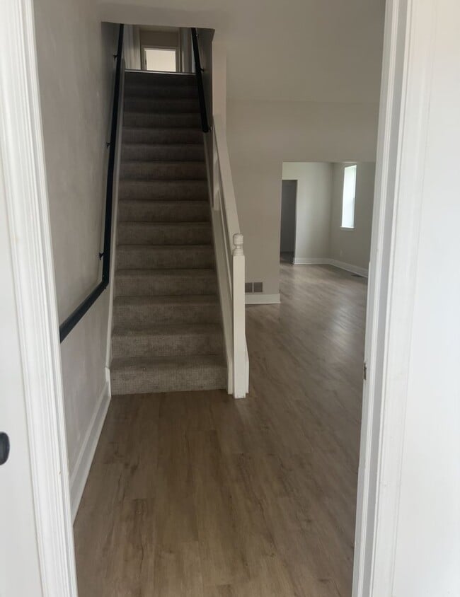 Building Photo - Renovated 3 Bedroom 3 Bathroom Single Fami...
