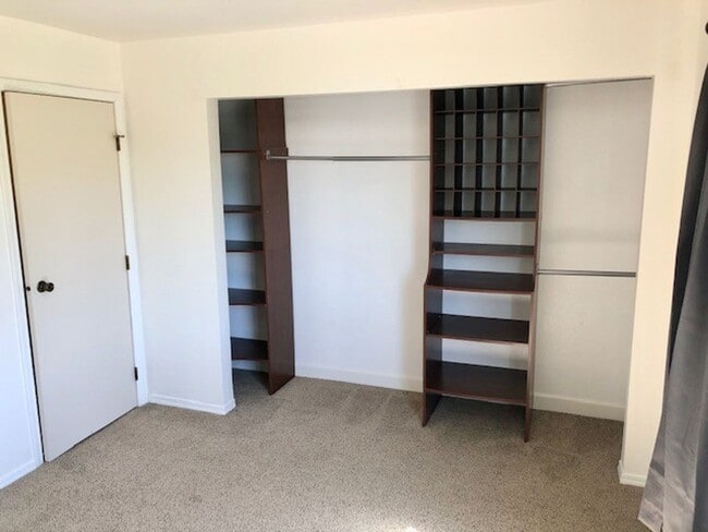 Building Photo - One Bedroom Lakefront Condo with Garage
