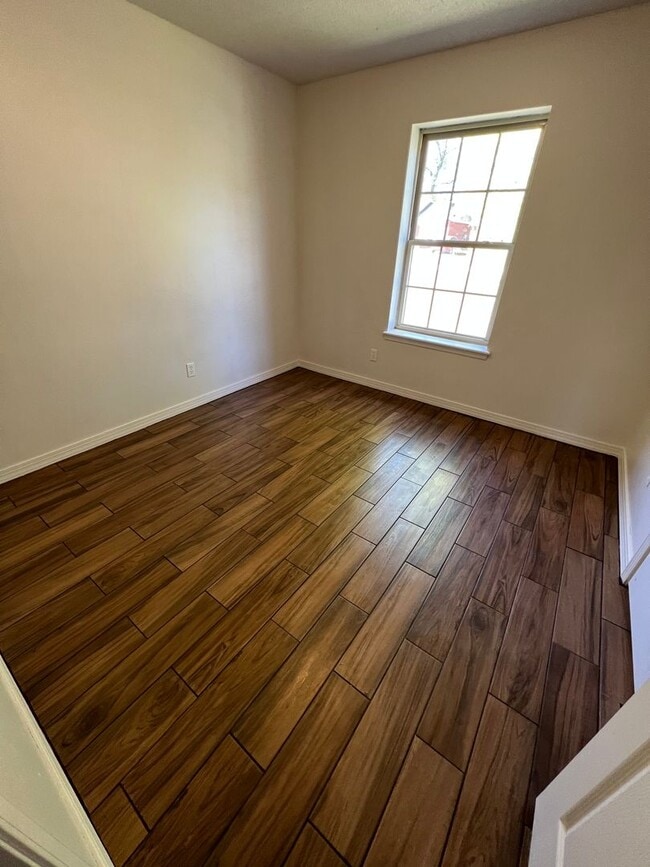 Building Photo - Nice 3 Bed 1.5 Bath House with 1 Car Garag...