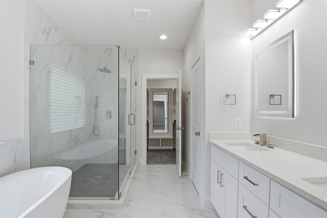 Building Photo - 727 S Victory Dr