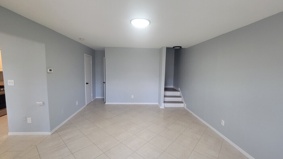 Building Photo - 720 S New Rd