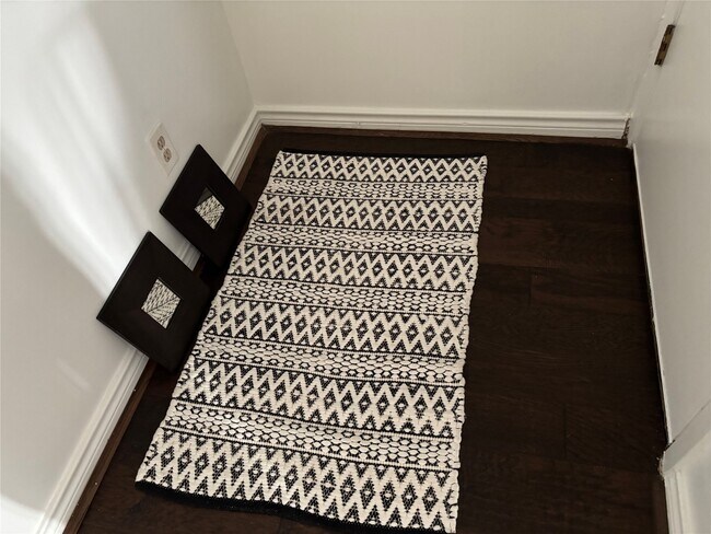 Building Photo - 10047 Westpark Dr