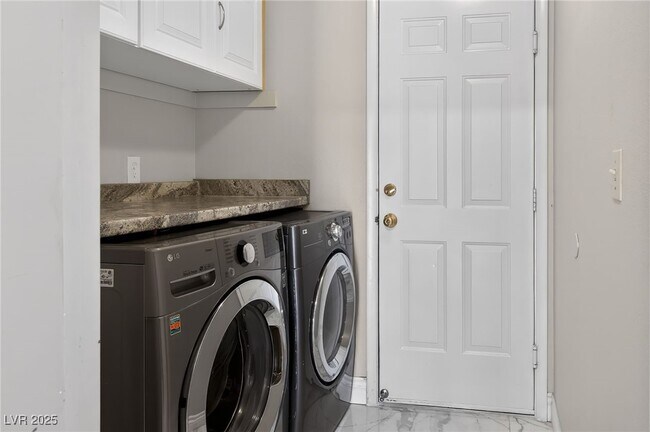 Building Photo - 492 Chelsea Dr