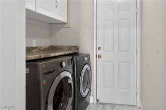 Building Photo - 492 Chelsea Dr