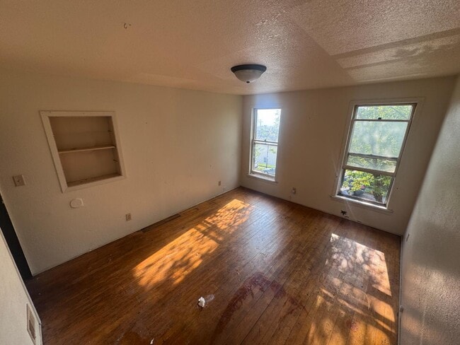 Primary Photo - 307 W 4th St