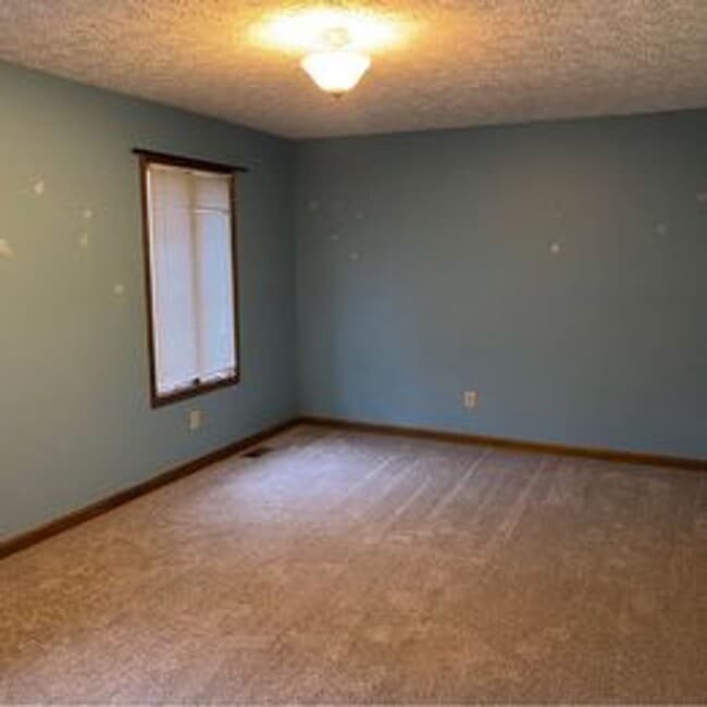 Building Photo - 131 Lake Dr