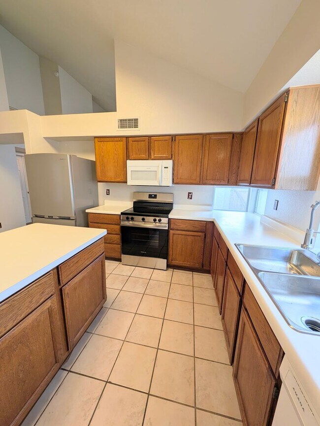 Building Photo - 2325 E Lakecrest Dr