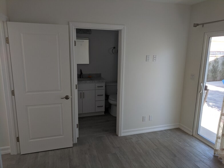 Building Photo - 2442 Granville Ave