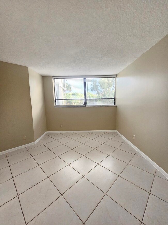 Building Photo - 1950 N Congress Ave