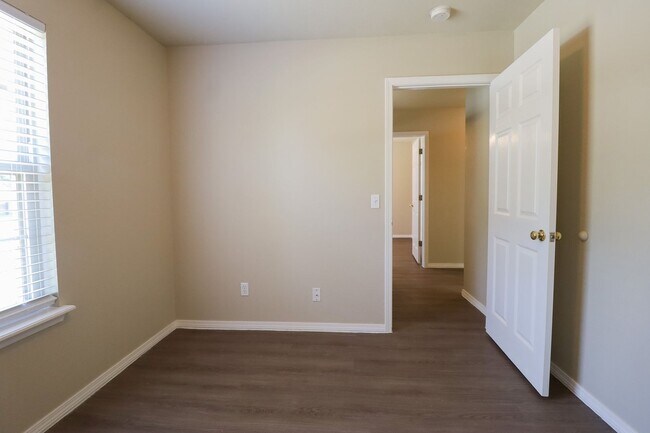 Building Photo - Emerson Elementary Zoned - 3 bedroom / 2 b...