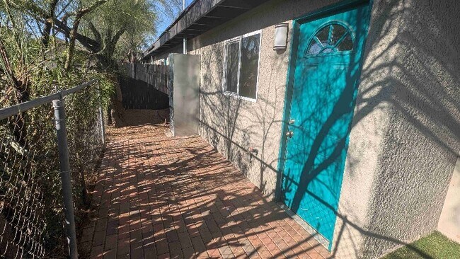 Building Photo - 3438 E Monte Vista Dr