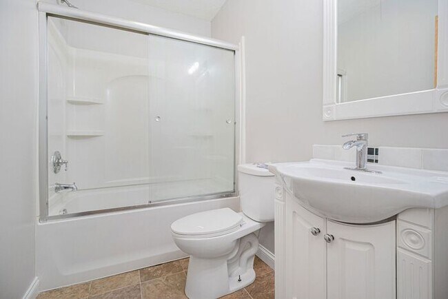 Building Photo - $1349- 2-bedroom duplex with spacious basement!