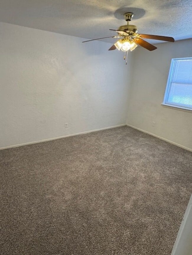 Building Photo - 2 Bedroom Duplex Central Norman