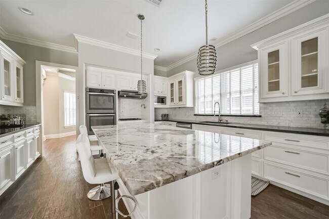 Building Photo - 9660 Fairdale Ln