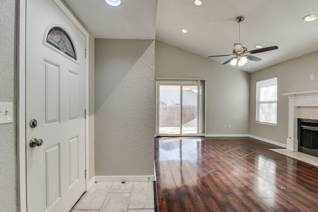 Building Photo - Spacious 3-bedroom home with bonus room, fenced yard, and 2-car garage in Country Hollow.