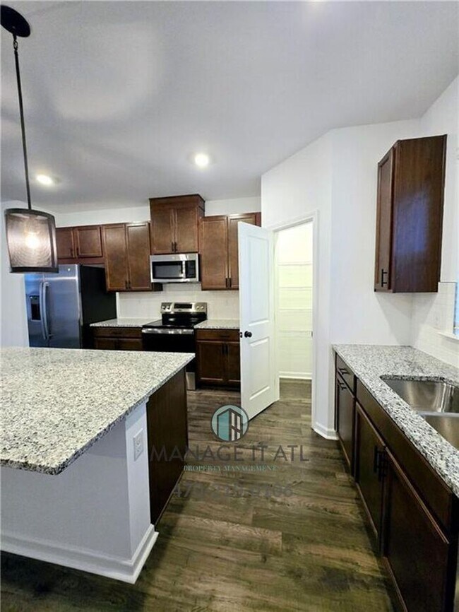 Building Photo - Beautiful End-Unit three-story townhome in Tucker