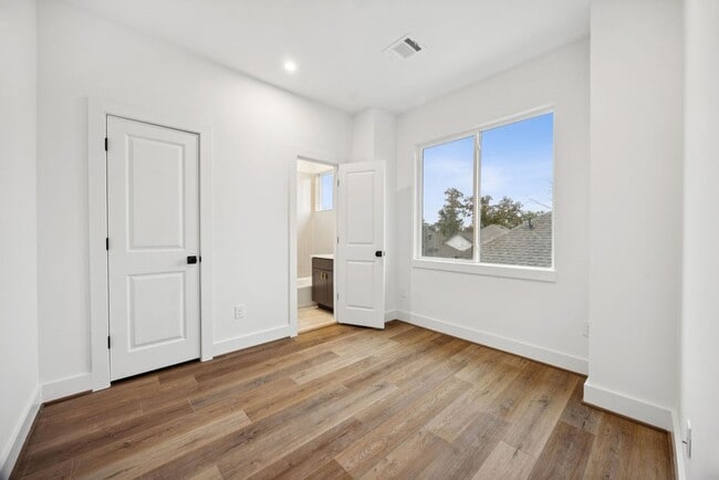 Building Photo - 2125 Hoskins Dr