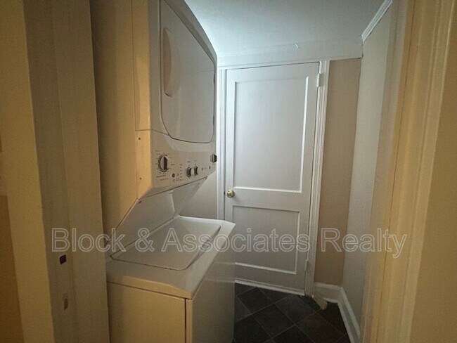 Building Photo - 1304 Bogart St