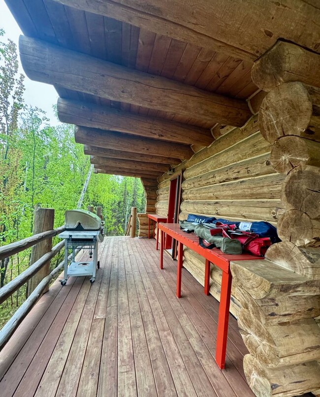 Building Photo - ALASKAN CABIN IN THE WOODS!
