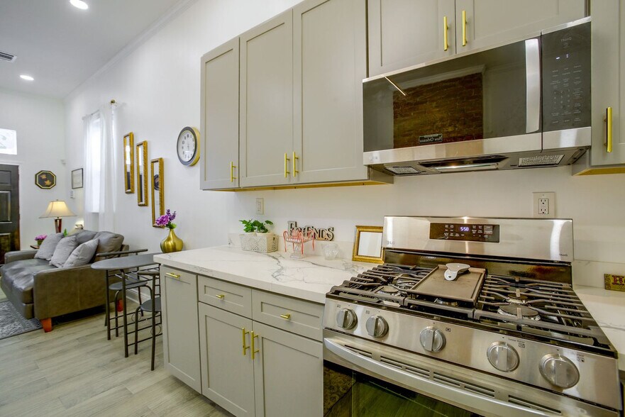 Building Photo - 2711 Baronne St