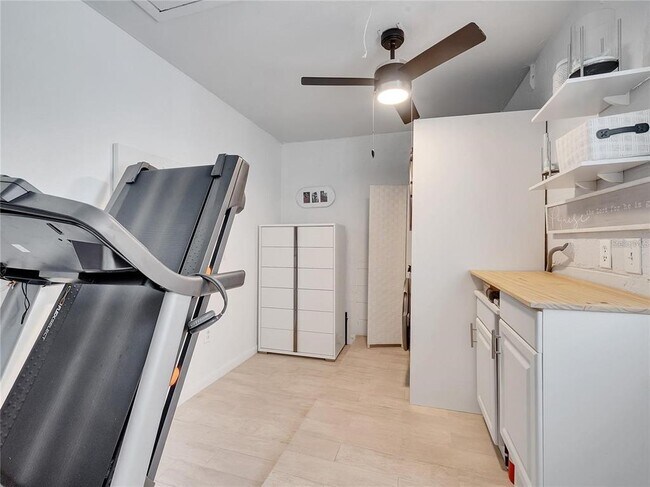 Building Photo - 4754 Lake Shore Dr