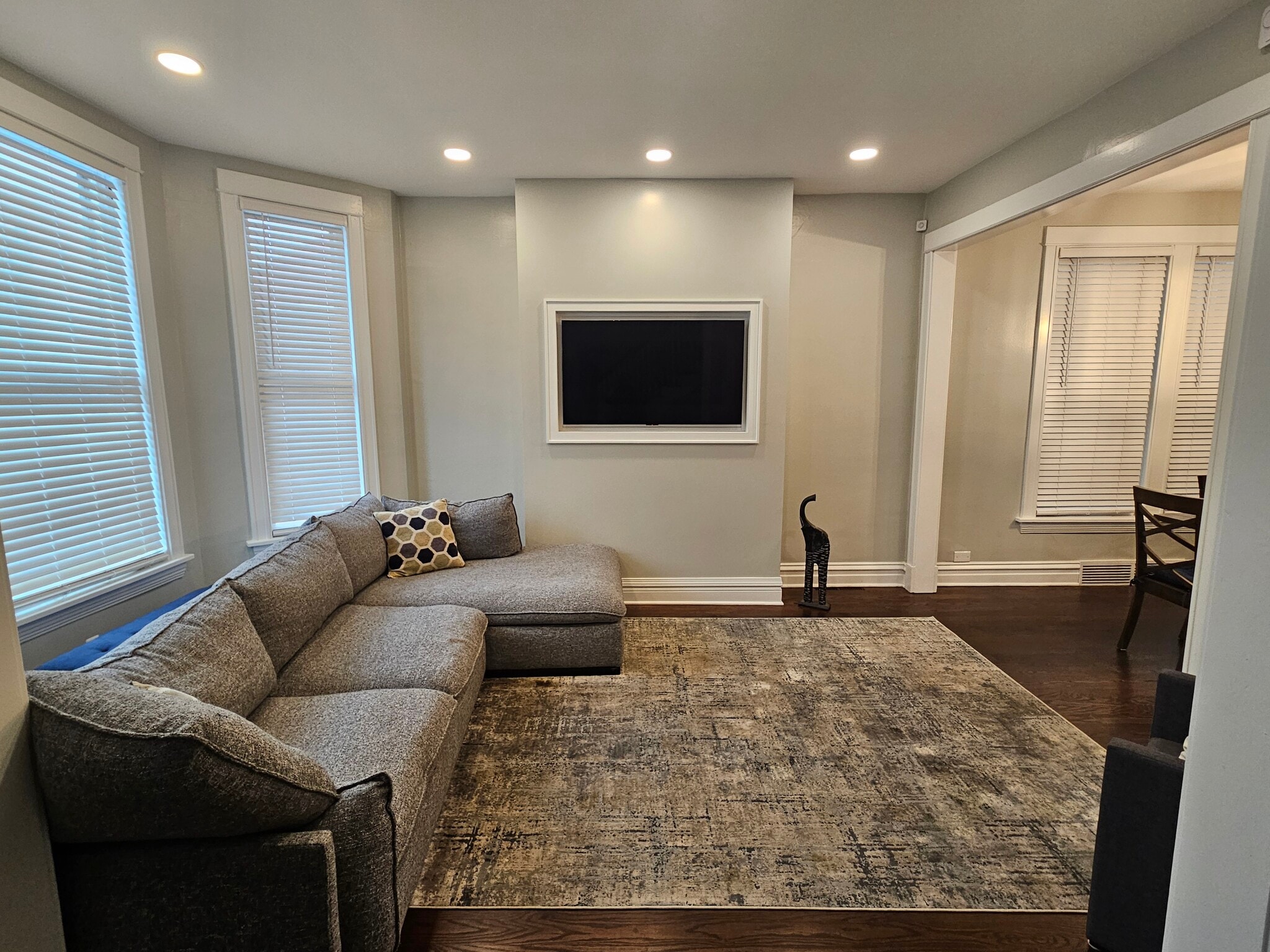 Building Photo - 2038 W Augusta Blvd