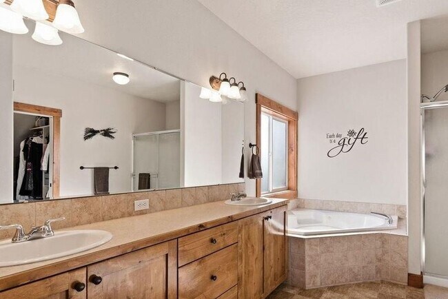 Building Photo - Beautiful 4 bedroom/3 full bath with Large...