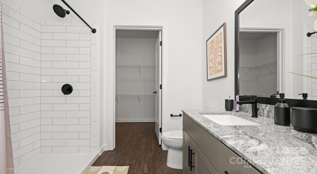 Building Photo - 515 Royal Ct