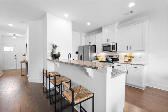 Building Photo - 5873 Greystone Dr