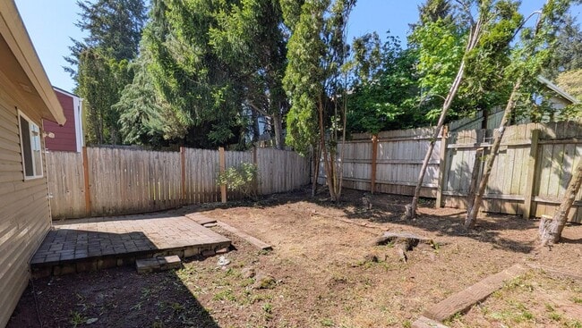 Building Photo - Available Now! 2 bedroom and 1 bath duplex