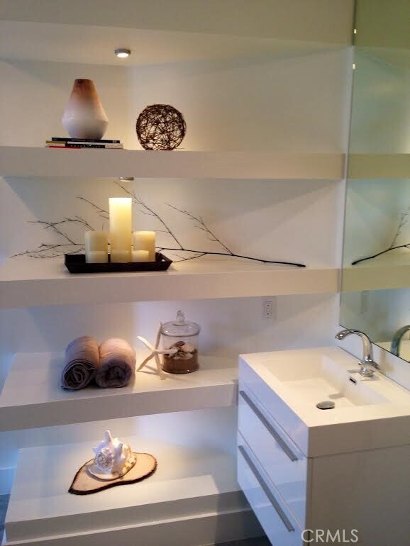 Building Photo - 8811 Burton Way