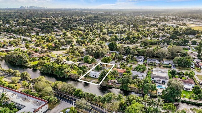 Building Photo - 201 S Biscayne River Dr