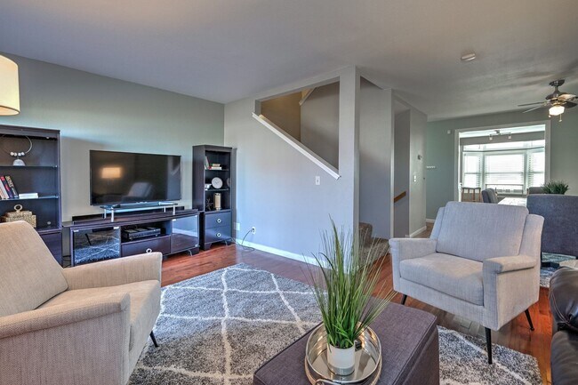 Building Photo - Beautiful 2+ Bedroom, 4 Level Townhome Wit...