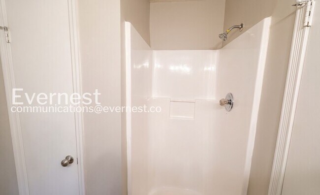Building Photo - 3 Bed, 2 Bath Home with Deck and Off-Street Parking / Pet-friendly / Available Now!