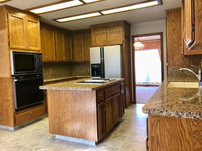 Building Photo - Spacious 4 bedroom 3 bath home in Folsom