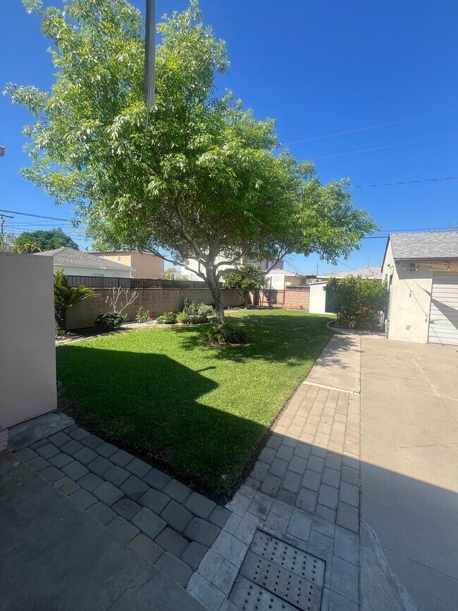 Building Photo - Home with a Cabin Style Family room and backyard Oasis