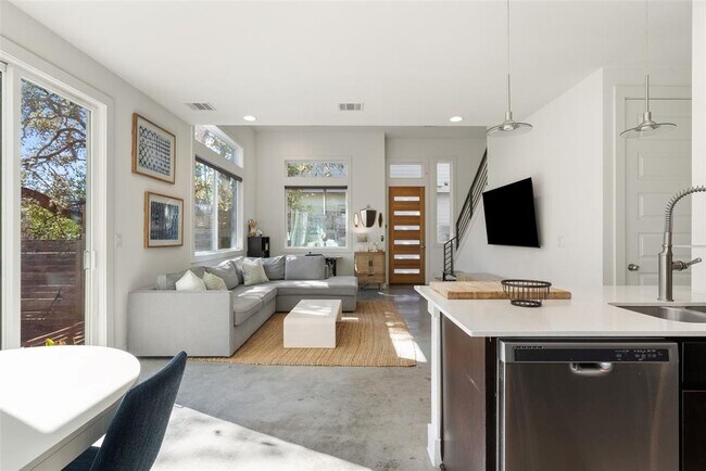 Building Photo - 402 El Paso St