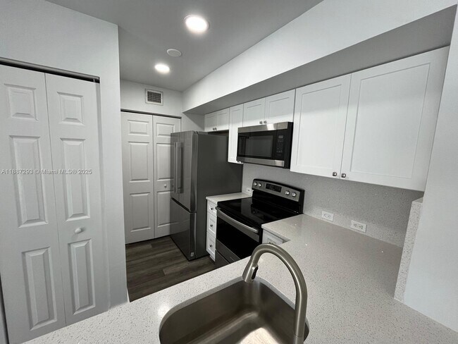 Building Photo - 655 SW 111th Way