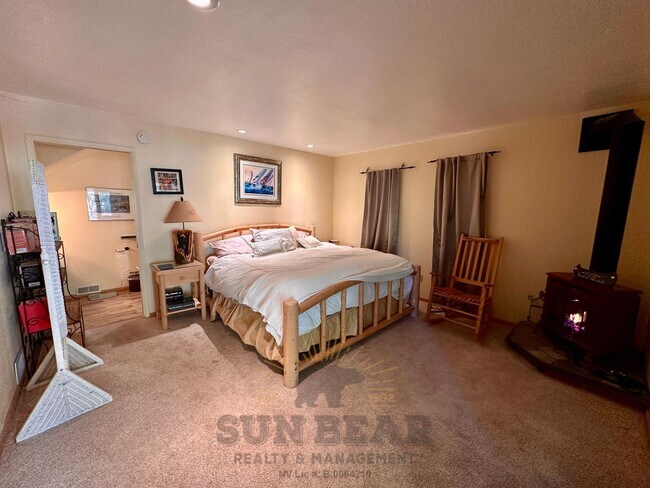 Building Photo - Beautiful Home on the Creek in Glenrock! - Summer pool in complex!