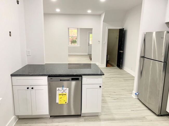 Building Photo - Fully Renovated 3-Bedroom Townhouse in Ogo...